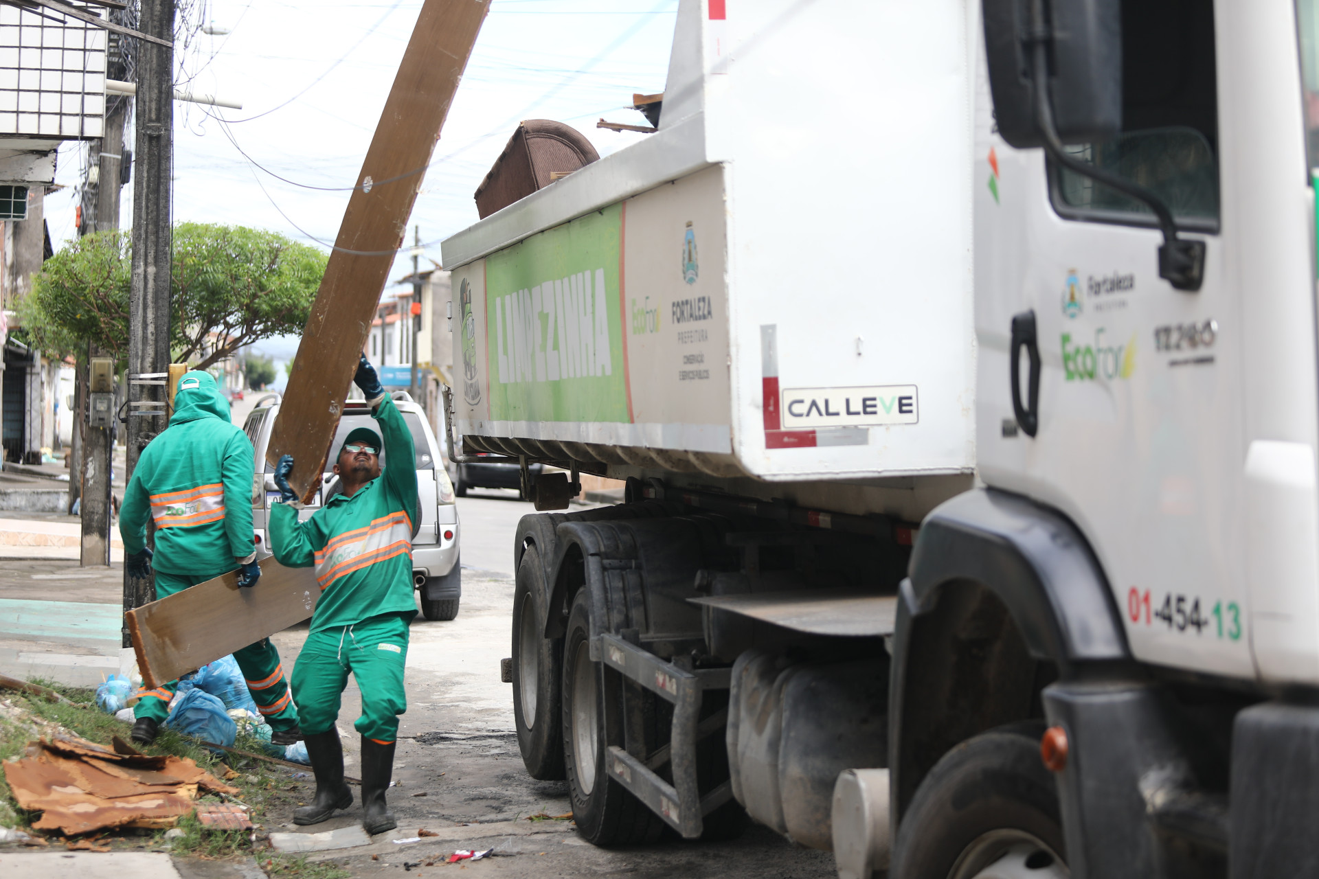 FORTALEZA-CE, BRASIL, 06.06.2025: Caminhão da Limpezinha recolhe entulhos na regional 10.  (Foto: Fabio Lima/ OPOVO)