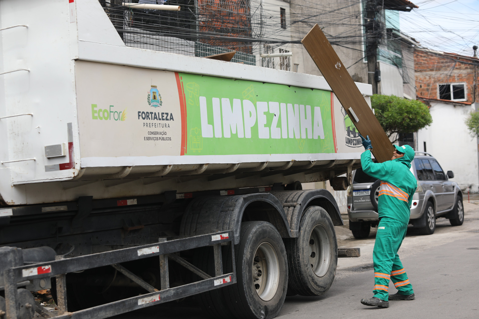 FORTALEZA-CE, BRASIL, 06.06.2025: Caminhão da Limpezinha recolhe entulhos na regional 10.  (Foto: Fabio Lima/ OPOVO)