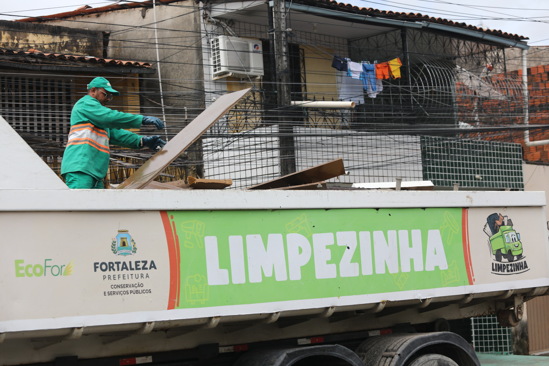 FORTALEZA-CE, BRASIL, 06.06.2025: Caminhão da Limpezinha recolhe entulhos na regional 10.  (Foto: Fabio Lima/ OPOVO)