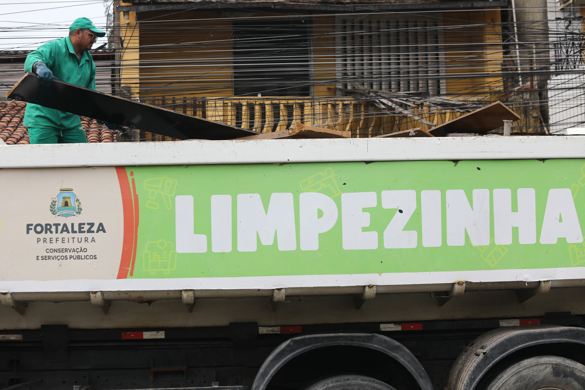 FORTALEZA-CE, BRASIL, 06.06.2025: Caminhão da Limpezinha recolhe entulhos na regional 10.  (Foto: Fabio Lima/ OPOVO)