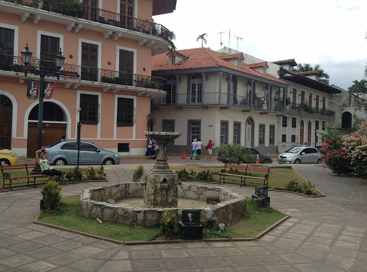 Por lá há várias praças, igrejas e museus, além de uma vibrante vida noturna e ótimos restaurantes. É, assim, o principal ponto turístico do país norte-americano.