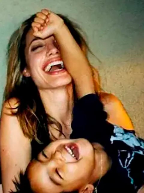 Angelina também divulga causas em defesa dos animais, como o programa de preservação de abelhas Women For Bees, da Unesco, em parceria com a empresa de cosméticos francesa Guerlain.  

