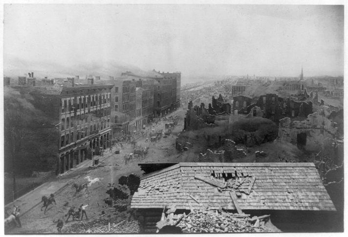 Em 1871, um grande incêndio destruiu boa parte da cidade, mas ela foi reconstruída com inovações arquitetônicas, incluindo os primeiros arranha-céus do mundo.