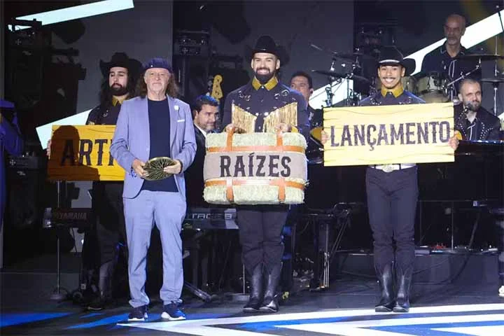 O cantor Alceu Valença, 78, ficou com o prêmio “Artista” na categoria “Raízes” da 32ª edição do Prêmio BTG Pactual da Música Brasileira. 
