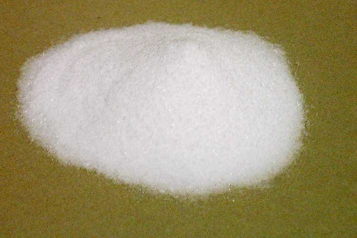 O bicarbonato de sódio é um composto alcalino com grande número de aplicações no cotidiano, tanto para cuidados pessoais quanto para tarefas domésticas. 