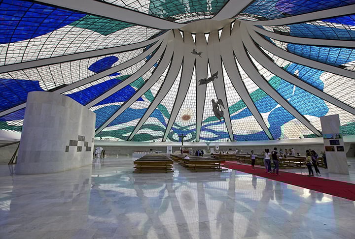 Catedral de Brasília - A estrutura moderna do arquiteto Oscar Niemeyer tem 16 colunas de concreto, com vitrais que são obras de arte de 6 metros quadrados, em forma de ondas nas cores azul, branco e verde. 