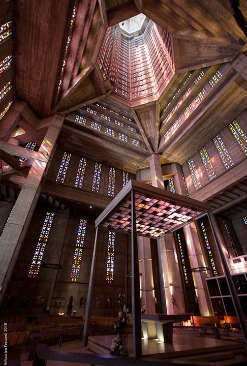 Igreja de São José (Le Havre, França) - A cidade portuária sofreu muitos danos com bombardeios na II Guerra Mundial. A igreja é dedicada à memória das vítimas.  Tem 12.768 painéis de vidro colorido: ao leste e ao norte as cores são frias, enquanto tons dourados e cores vivas preenchem as janelas oeste e sul. 