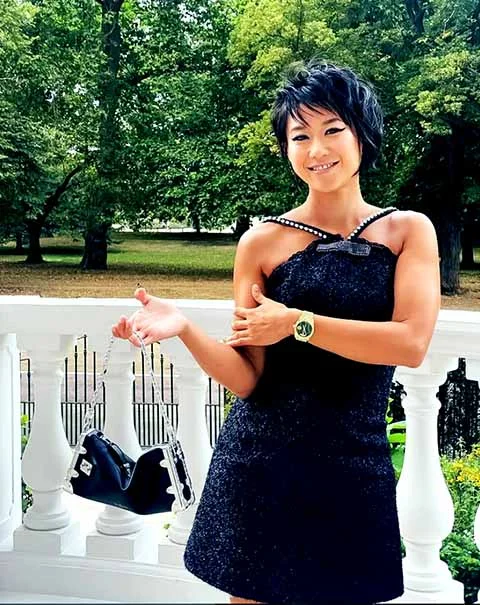 Yuja Wang transformou-se em um fenômeno de mídia ao adicionar às suas performances elementos pouco afeitos ao universo da música clássica. 
