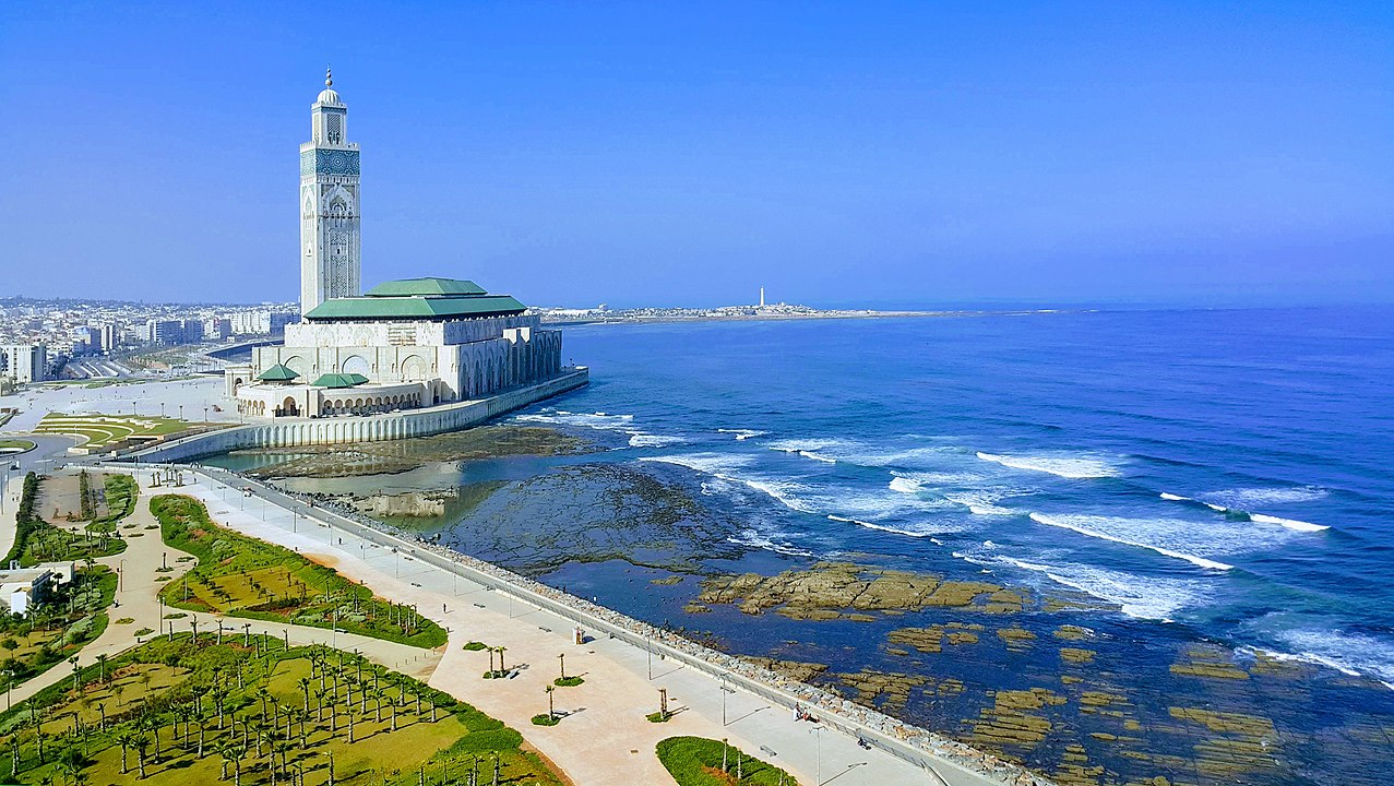 Hassan II (Marrocos) - Uma das mesquitas com mais bela paisagem do mundo, fica à beira do Oceano Atlântico, na famosa cidade de Casablanca. É a maior mesquita da África e a sétima maior do mundo, para 105 mil fiéis. 