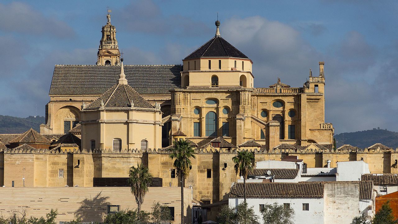 Menção especial a um caso curioso: Mesquita de Córdoba (Espanha) - Foi erguida durante a dinastia islâmica na Península Ibérica, no local da antiga Basílica de São Vicente de Lérins. Mas em 1236, quando a cidade voltou ao domínio cristão, o templo foi convertido em igreja católica. Ou seja, muitos chamam de mesquita, mas é igreja. 