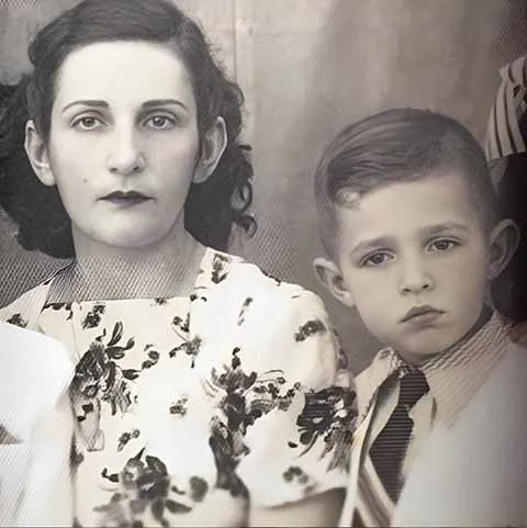 Neto de um poeta e violeiro, logo na infância Alceu se interessou por música. Com apenas 10 anos, ele mudou-se para Recife, onde desenvolveu sua relação com os sons brasileiros. Cinco anos mais tarde, ganhou seu primeiro violão.

