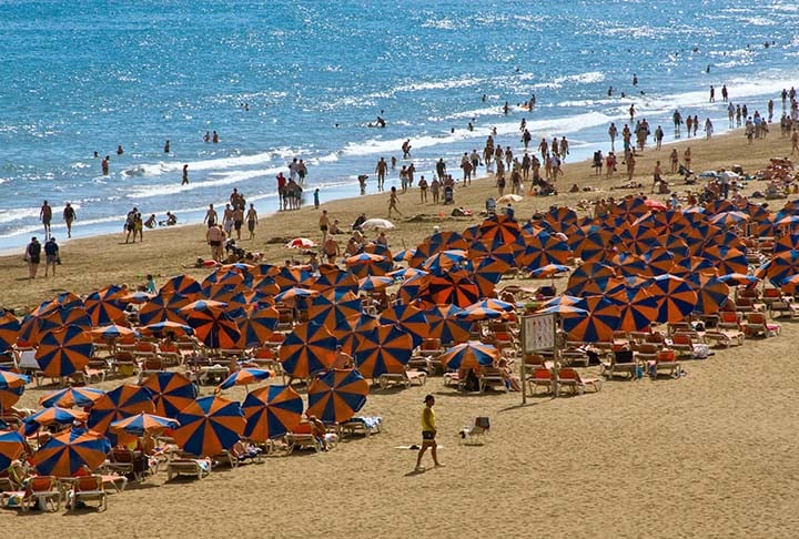 Nos últimos meses, três desses destinos passaram a tratar os visitantes de forma menos amigável, com cartazes desencorajando o turismo e até pessoas usando pistolas d’água para afastar banhistas nas praias.