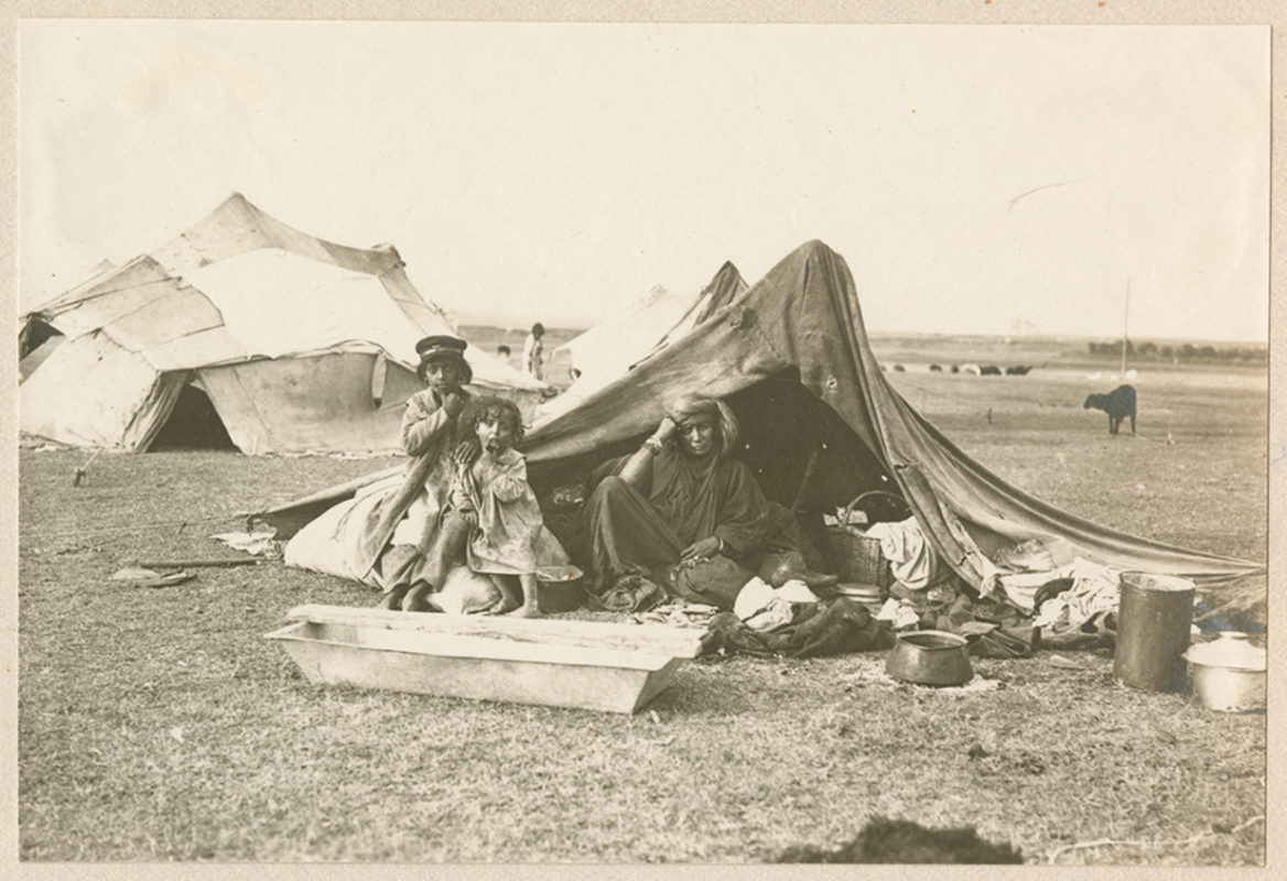 Religião: A maioria dos ciganos não seguia uma religião específica; eles costumavam aderir à crença de onde estivessem vivendo, ou seja, poderiam ser católicos, ortodoxos, evangélicos, espíritas ou mesmo muçulmanos.