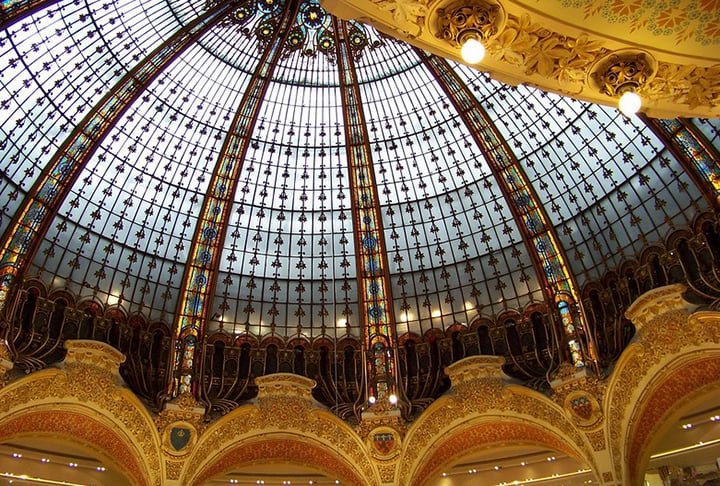 Galeria Lafayette (Paris, França) - Loja de departamentos que  também é ponto turístico e histórico, que remonta a 1895, com uma pequena loja, até chegar ao complexo atual. Tem uma cúpula de vidro e aço impressionante. 