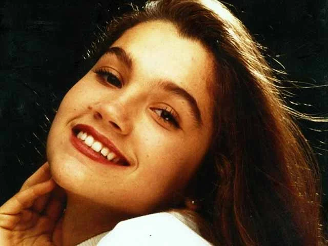 Apesar do sucesso precoce nas artes, Flávia também investiu na educação formal. Ela é formada em Direito, curso que concluiu antes de decidir se dedicar exclusivamente à atuação.