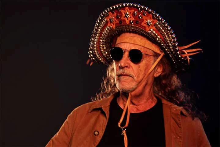 Nascido em São Bento do Una, no agreste de Pernambuco, em 01/07/1946, Alceu Paiva Valença é um cantor, compositor e instrumentista consagrado nacionalmente.
