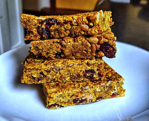 De acordo com estudos, a cúrcuma ajuda a prevenir doenças alérgicas, como rinite  e sinusite alérgica, e asma, por inibir a produção de citocinas e de IgE.