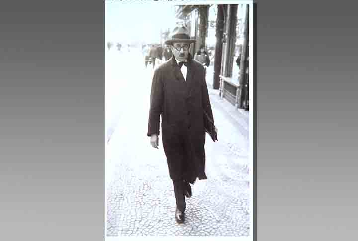 Em 1924, Pessoa fundou outra revista, “Athena”, onde voltou a fazer publicações como Álvaro de Campos, além de Alberto Caeiro e Ricardo Reis, outros dois heterônimos muito importantes em sua poesia. 

