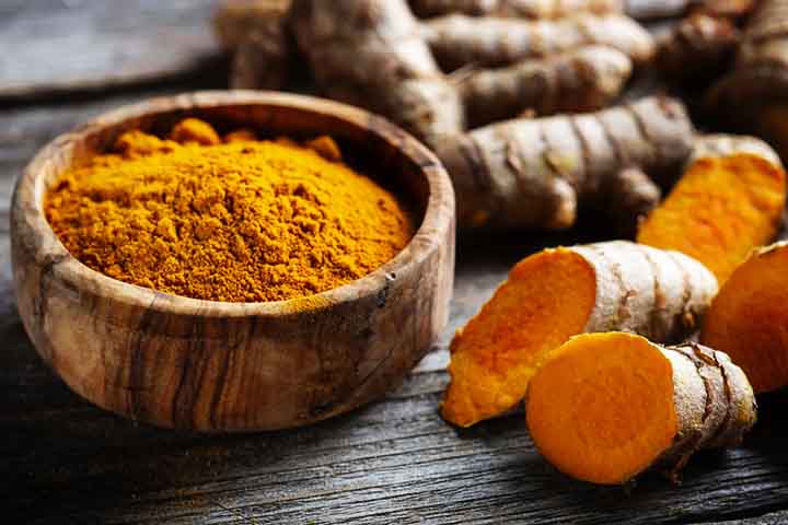 Embora a cúrcuma seja considerada segura quando consumida em quantidades equilibradas, ela pode ser contraindicada para pessoas com problemas de vesícula biliar, com refluxo gastroesofágico, para gestantes e lactantes, com problemas renais e/ou hepáticos.