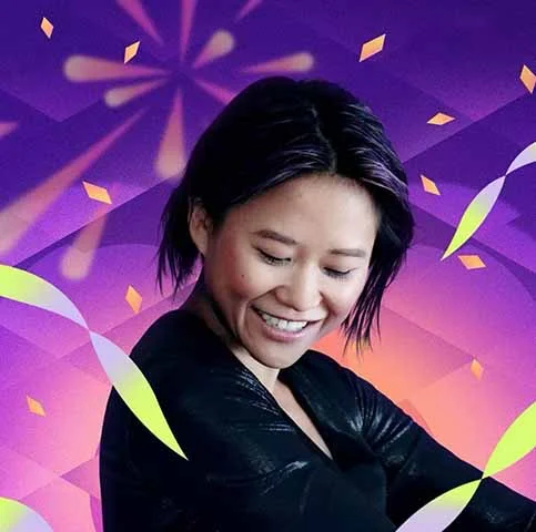 Além do virtuosismo que exibe ao piano em seus recitais, Yuja Wang desperta atenção no mundo da moda. Ela costuma trajar vestidos de alta-costura e adotar um estilo atlético ao executar o instrumento. 
