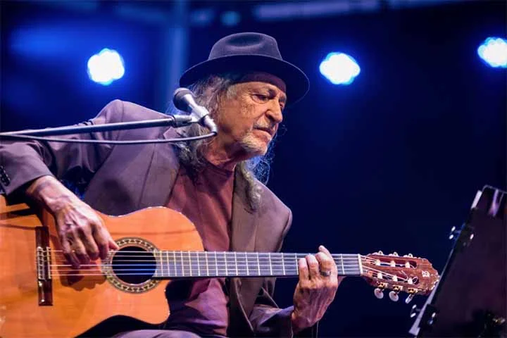 O cancioneiro de Alceu Valença é repleto de hits conhecidos nacionalmente. São de sua autoria, por exemplo, clássicos como “La Belle de Jour”, Tropicana”, “Anunciação”, “Girassol”, “Como Dois Animais” e a já citada “Coração Bobo”. Seu repertório carnavalesco é amplamente conhecido. 
