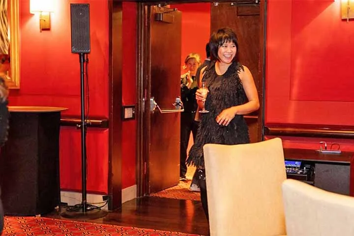 Com seu comportamento e forma de se vestir, a pianista questiona as regras da música clássica.

