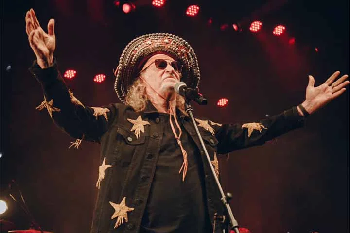 Sua obra funde ritmos nordestinos tradicionais, tais como baião, frevo e toada, com rock. As letras possuem forte carga poética e influência dos cantadores da região.

