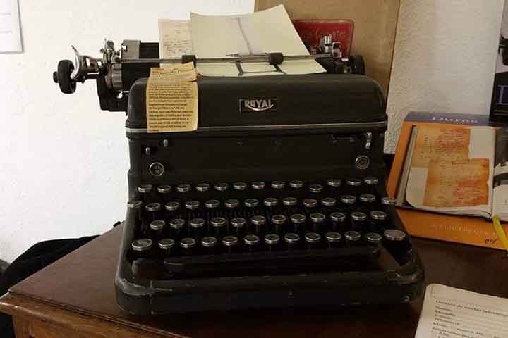 Os estudiosos tratam Bernardo Soares como semi-heterônimo, por não ter uma identidade totalmente apartada do autor. De acordo com Pessoa, a personalidade de Soares era uma “simples mutilação” da sua. 
