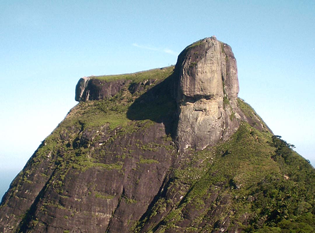 Rosto na Pedra da Gávea, Rio de Janeiro: Esta formação rochosa, localizada no Parque Nacional da Tijuca, é uma das mais intrigantes do Brasil, e existem várias teorias sobre como ela se formou. Uma das mais conhecidas sugere que ela não foi esculpida pelo tempo, mas sim pelos seres humanos, há milhares de anos.