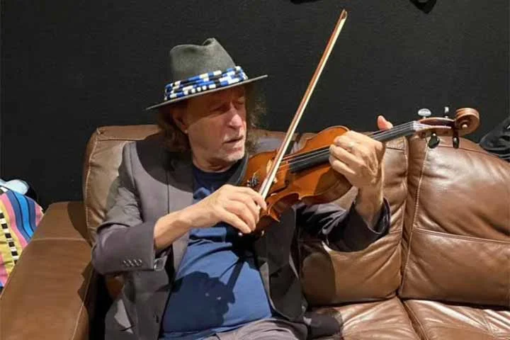  Na ocasião, ele participou da noite “Pernambuco em canto: carnaval de Olinda”, com Elba Ramalho, Geraldo Azevedo, Moraes Moreira (1947 - 2020) e o percussionista Naná Vasconcellos (1944 - 2016). 