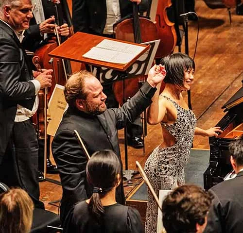 “Se a música é bonita e sensual, por que não escolher um vestido adequado?”, questionou a chinesa em uma entrevista ao jornal inglês “The Guardian”.
