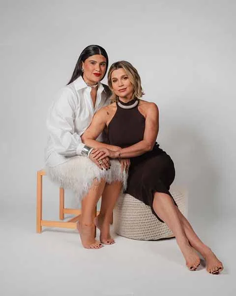 Os dois frequentemente trocam mensagens divertidas nas redes sociais e demonstram uma parceria sólida. Flávia também é mãe de Giulia Costa, fruto de seu relacionamento anterior com o ator e diretor Marcos Paulo. Giulia, inclusive, segue os passos da mãe na carreira artística.