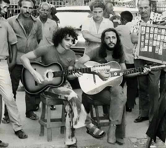 Ainda durante a década de 70, o artista lançou seus primeiros discos, inclusive ao lado de Geraldo Azevedo. Seu disco de estreia, “Quadrafônico”, de 1972, foi feito em parceria com o músico de Petrolina e traz composições como “Talismã”.
