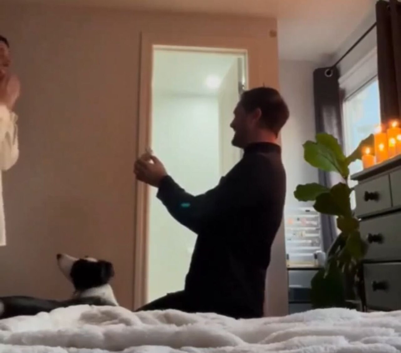 Enquanto ele ajoelha e faz o pedido, Maika late e dá giros, dando um toque especial ao vídeo emocionante.