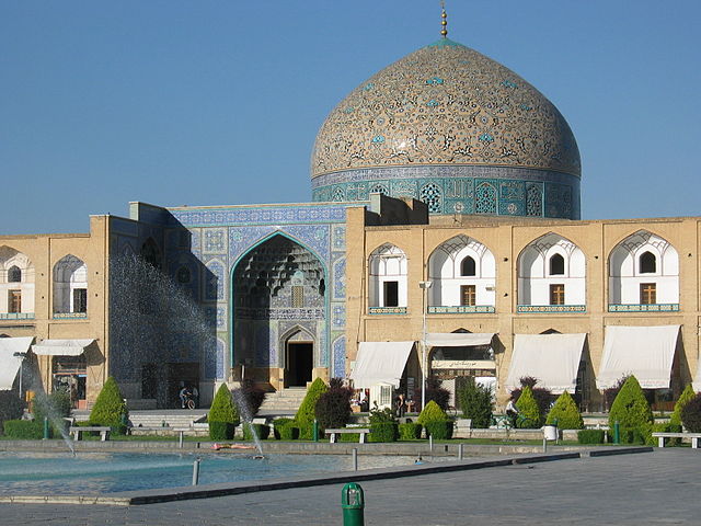 Sheikh Lotfollah (Irã) - Fica na cidade de Isfahan. Construída entre 1603 e 1619, tem uma cúpula completamente decorada com desenhos típicos da arte iraniana, lembrando delicadas penas de pavão. 