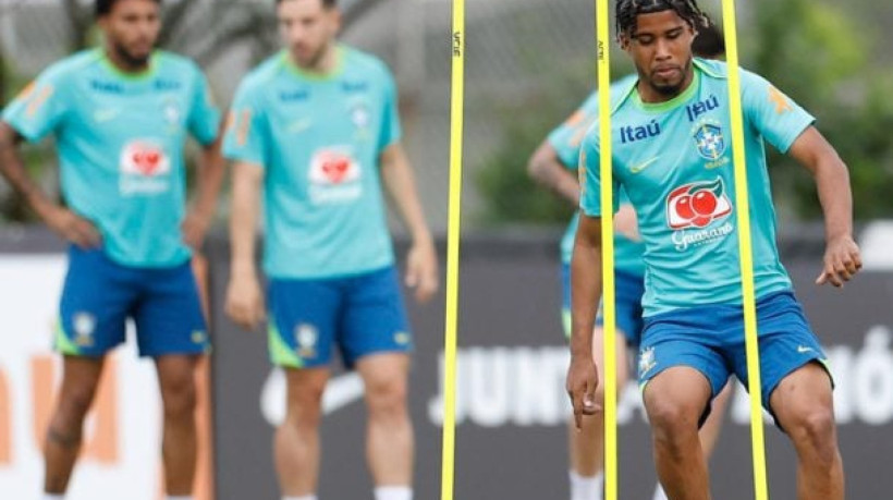 Meia voltou a ser convocado após temporada de destaque no Strasbourg, da França e contou período difícil que viveu na Europa