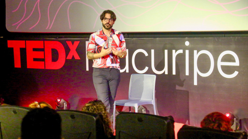 O TEDxMucuripe é um evento licenciado pelo TED, uma organização sem fins lucrativos, com a missão de promover ideias. As palestras Fortaleza.CE.BR 07.06.25 TEDx Mucuripe  - TED, ou TEDTalks, são referência mundial e vistas por milhões de pessoas no mundo todo. À frente da organização do TEDx Mucuripe estão os empreendedores e mestres em Comunicação Estratégica, Eugênia Cabral e Paulo Júnior Pinheiro; as empresárias Bia Araújo e Débora Leonardo; e o jornalista, Lucas D’Paula. Na foto: Paulo Vanderley, palestrante (Foto: João Filho Tavares/O POVO)