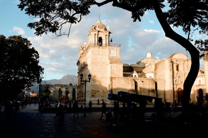 Oaxaca (México): O aumento do turismo e da imigração em Oaxaca, especialmente durante a pandemia, tem gerado problemas para a cidade. A indústria turística cresceu 77% em menos de cinco anos, mas a cidade não tem infraestrutura suficiente para suportar tantos visitantes.