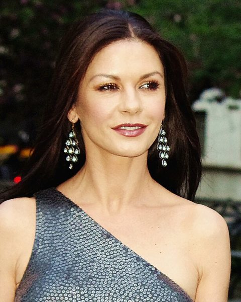 Catherine-Zeta Jones - A atriz compartilhou publicamente sua batalha contra o transtorno bipolar e decidiu se internar em uma clínica de recuperação, dando uma pausa na carreira, em 2013.