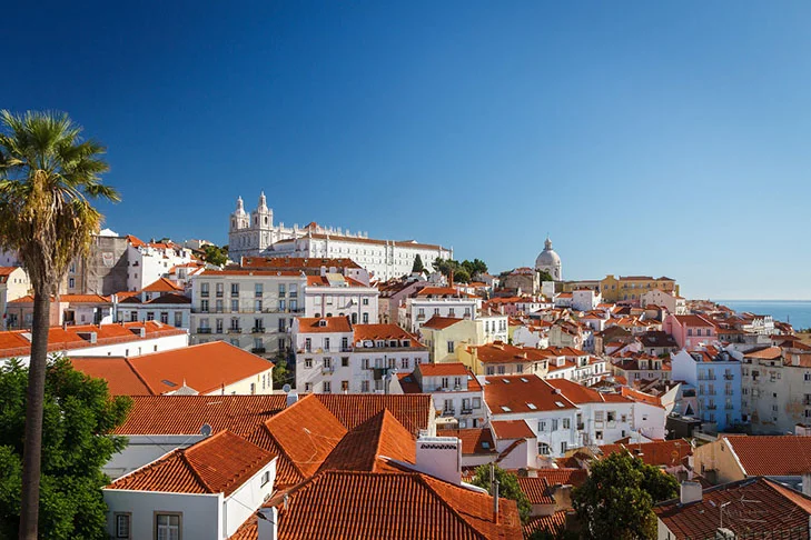 Lisboa (Portugal): Em Lisboa, o turismo em massa tem causado um aumento insustentável no custo de moradia. Cerca de 60% das residências da cidade foram convertidas em aluguéis temporários, o que reduziu a oferta de moradias para os habitantes locais.