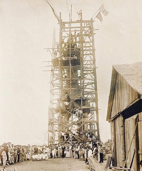 A construção durou nove anos e envolveu o trabalho de centenas de operários.