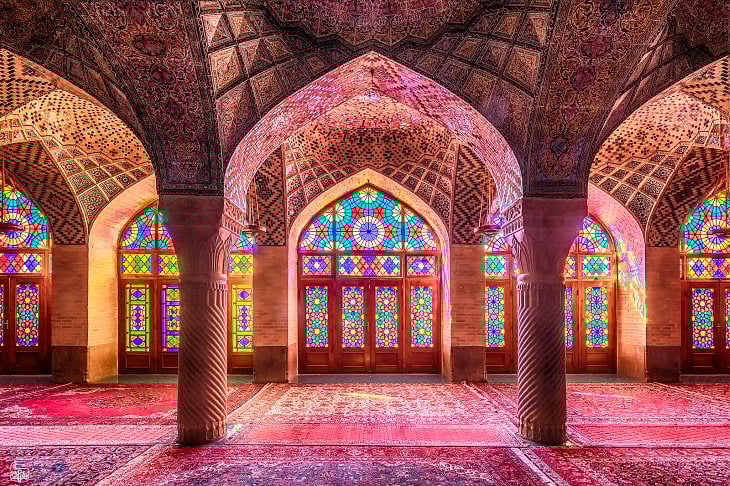 Mesquita Nasir al-Mulk - Shiraz (Irã) - Conhecida como Mesquita Rosa, foi erguida em 1876. Os vitrais foram feitos para captar a luz da manhã e lançar no piso. Azulejos coloridos complementam a decoração, fazendo com que, em certos horários, o interior da mesquita tenha todas as cores.