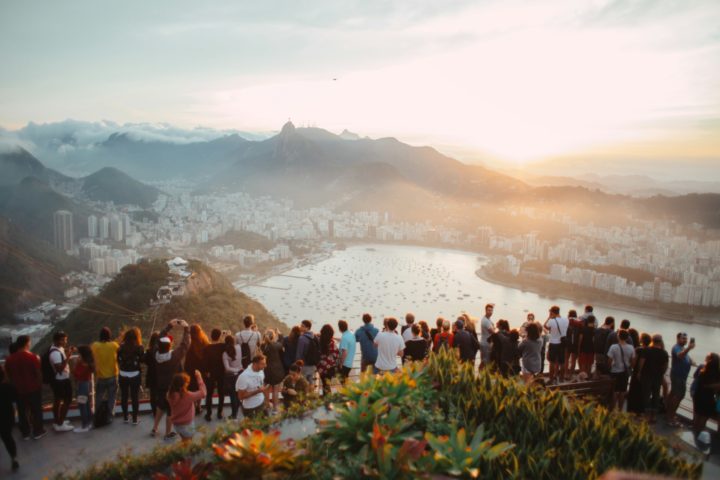 O texto destaca que o turismo em massa tem causado problemas como o aumento do custo de vida, infraestrutura inadequada, escassez de recursos e risco de perda da cultura local. Confira quais foram os locais citados pela revista!