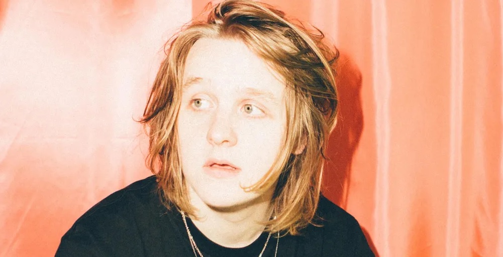 Lewis Capaldi - Com apenas 26 anos, o cantor anunciou uma pausa na carreira musical, em junho de 2023, devido à Síndrome de Tourette. Trata-se de um transtorno neuropsiquiátrico hereditário caracterizado por diversos tiques físicos e pelo menos um tique vocal.
