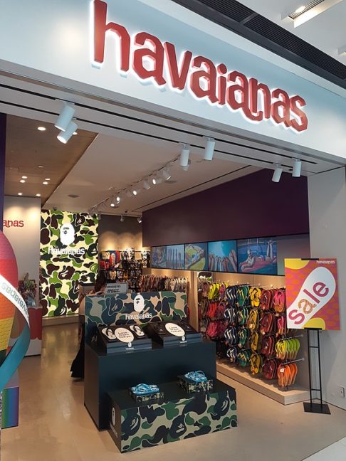 Hoje em dia, as Havaianas estão presentes em mais de 100 países, e é considerada uma das marcas brasileiras mais famosas do mundo.