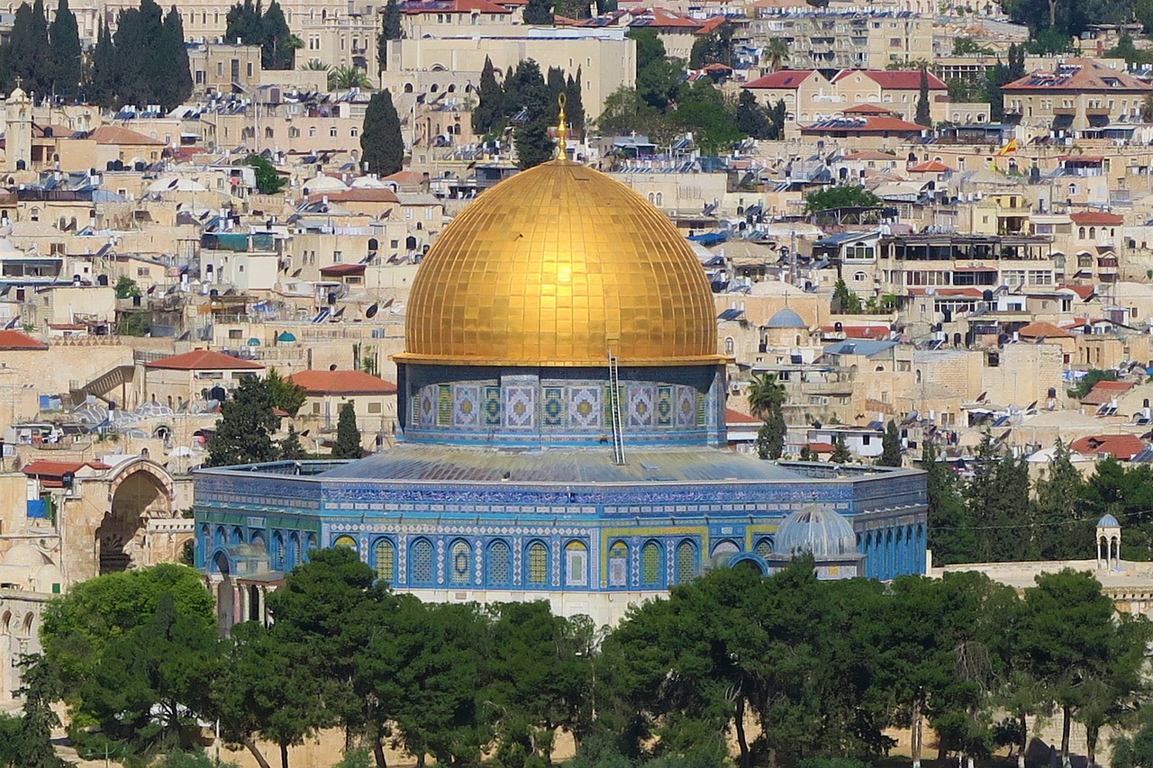 Al-Aqsa (Israel) - Terceiro local mais sagrado do Islamismo, depois de Meca e Medina. Fica em Jerusalém, na Cidade Antiga, e é Patrimônio Mundial (Unesco).  Os muçulmanos acreditam que Muhammad foi transportado de Meca para Al-Aqsa durante a noite. Tem uma nave central com seis laterais. E cúpula folheada a prata.   