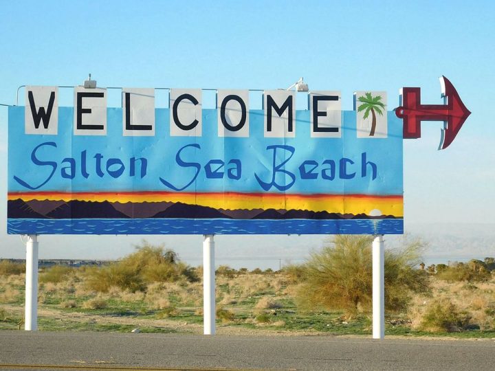 No auge de sua popularidade, entre as décadas de 1950 e 1960, o Salton Sea chegou a ser um destino turístico muito procurado, atraindo visitantes com atividades de pesca, esportes aquáticos e resorts à beira do lago.