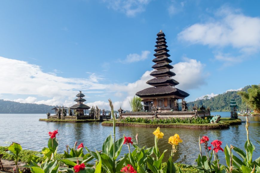 Bali (Indonésia): O turismo é essencial para a economia de Bali, mas a urbanização crescente tem causado a destruição das paisagens naturais e impactado a cultura local, incluindo templos e santuários. 