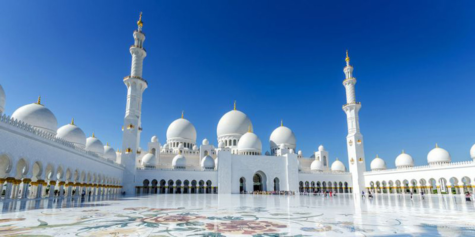 Sheikh Zayed (Emirados Árabes) - Localizada em Abu Dhabi, é uma das maiores do mundo, com capacidade para 40 mil fiéis. Tem mais de 1.000 colunas, 83 cúpulas e 24 candelabros banhados a ouro. Outra atração é o tapete: o maior trançado a mão no planeta. 