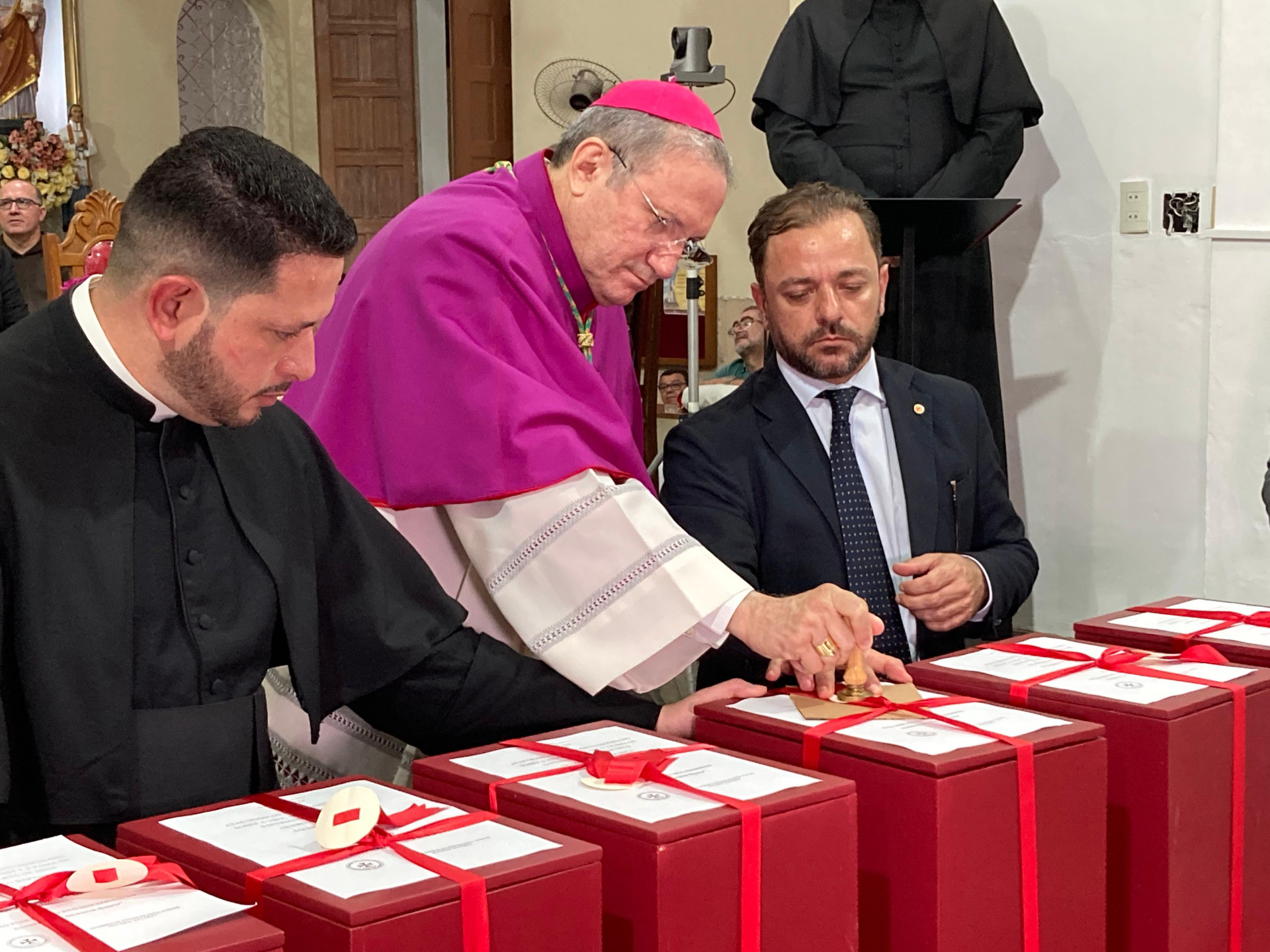 Documentação do inquérito para o processo de beatificação de Padre Cícero sendo selada pelo bispo da Diocese de Crato, dom Magnus Henrique Lopes